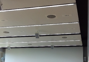 Beleuchtungsanlage eines Konferenzsaales mit über 6 m Deckenhöhe
